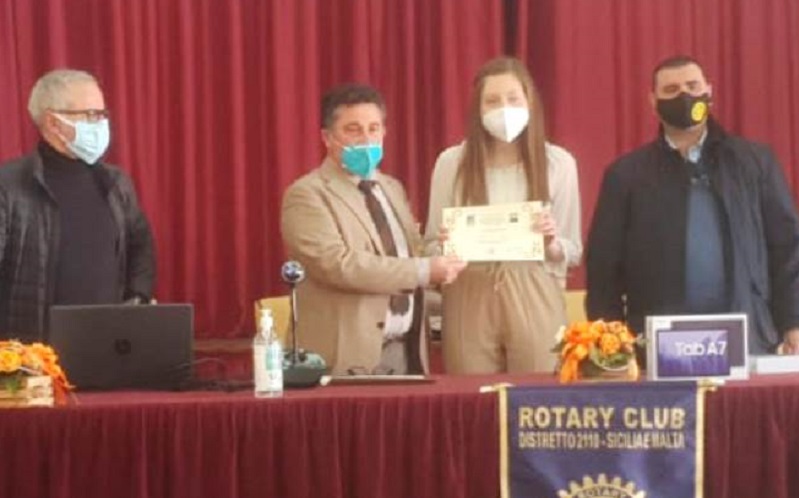 Niscemi: campioni in condotta, il «Da Vinci» premia due studenti modello. Rotary dona loro tablet