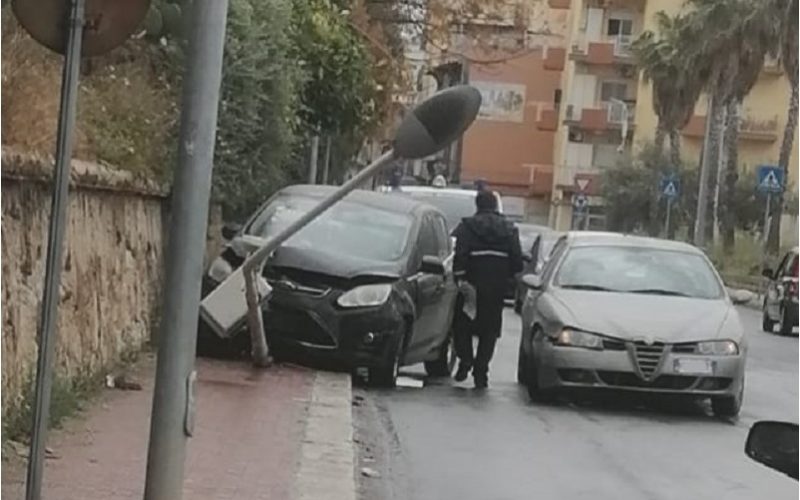 Gela: cerca di evitare un tamponamento, si schianta contro palo dell’illuminazione