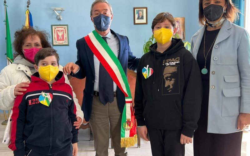 L’abbraccio ai fratellini fuggiti dalla guerra