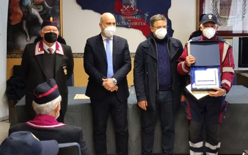 Volontari, «grazie» da questore e manager