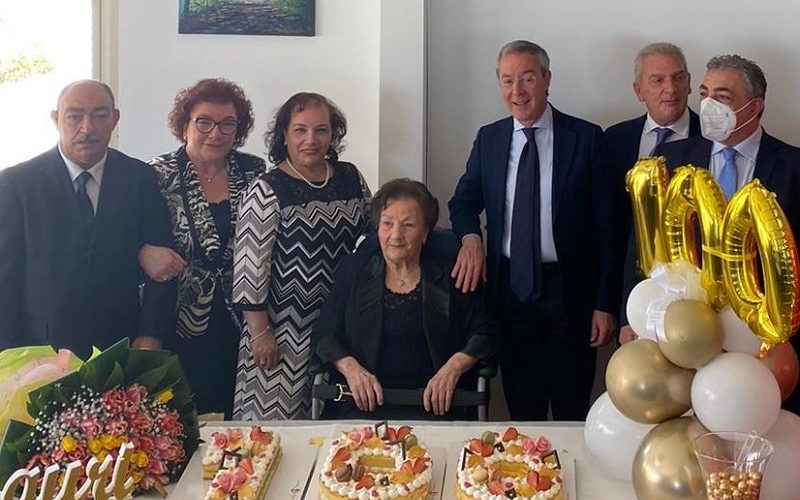 Gela, nonna Anna festeggia 100 anni. L’abbraccio dei familiari, gli auguri del sindaco