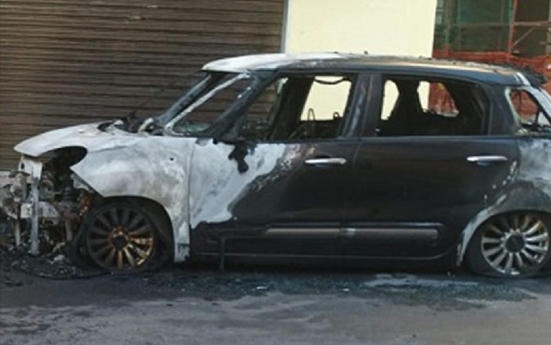 Gela, ancora fuoco nel cuore della notte.