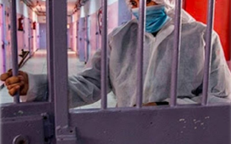 Tenta di uccidersi nel bagno del carcere, ora è fuori pericolo. Aggrediti quattro agenti