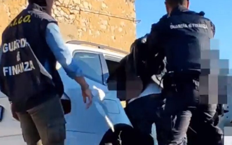 La droga viaggiava verso le piazze di spaccio, due arresti. Sequestrati 2 chili di hashish