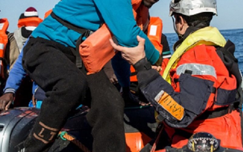 «Sea Eye 4» con a bordo 476 migranti sbarca a Messina. Altra nave a largo di Gela attende porto sicuro