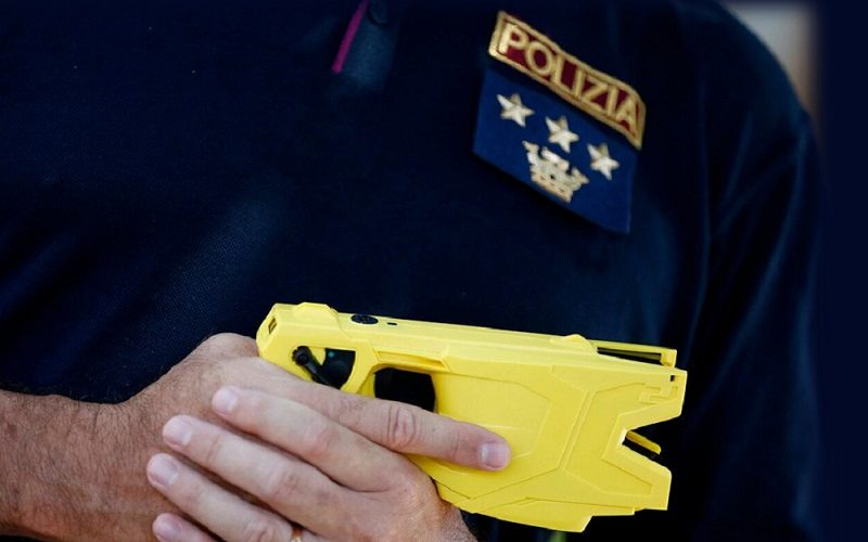 Cliente ubriaco e molesto al bar, agenti di polizia lo bloccano con il «taser». Ora è ai domiciliari