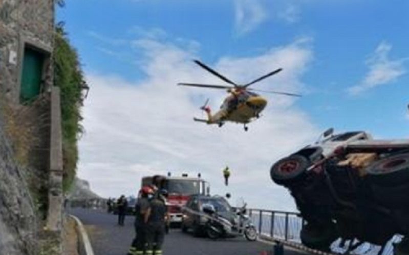 Tir sfonda il guardrail e precipita nella scogliera. Autista trasportato in ospedale