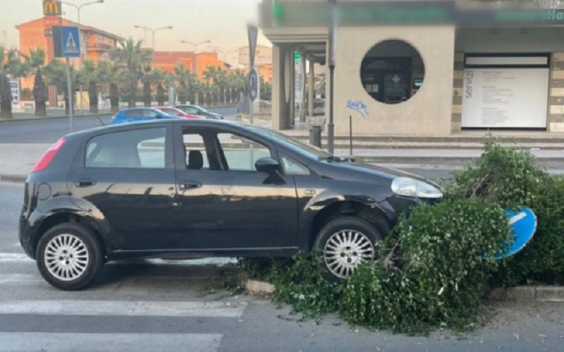 Caltagirone: la ragazza lo lascia, lui va a sbattere con l’auto. Poi si taglia con il vetro. È grave