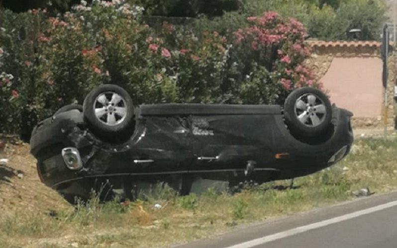 Gela, schianto sulla strada per il mare. Auto si ribalta, ragazzo di 19 anni in ospedale