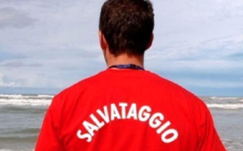 Gela, bagnino salva tre ragazzi in difficoltà sfidando la furia del mare. Poi si sfiora la rissa