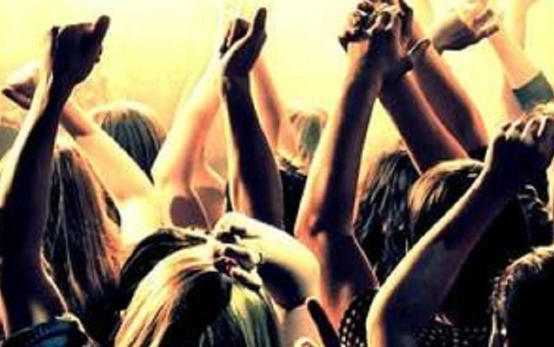 Discoteca affollata, ragazza di 16 anni in coma etilico. E all’esterno scoppia pure maxi rissa