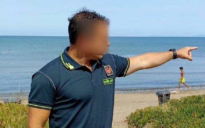 Bimba di 10 anni rischia di annegare, finanziere si tuffa tra le onde e la porta in salvo