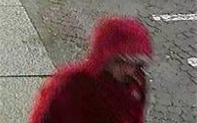 Irrompe in farmacia, armato di pistola. Rapinatore si allontana poco dopo con il bottino