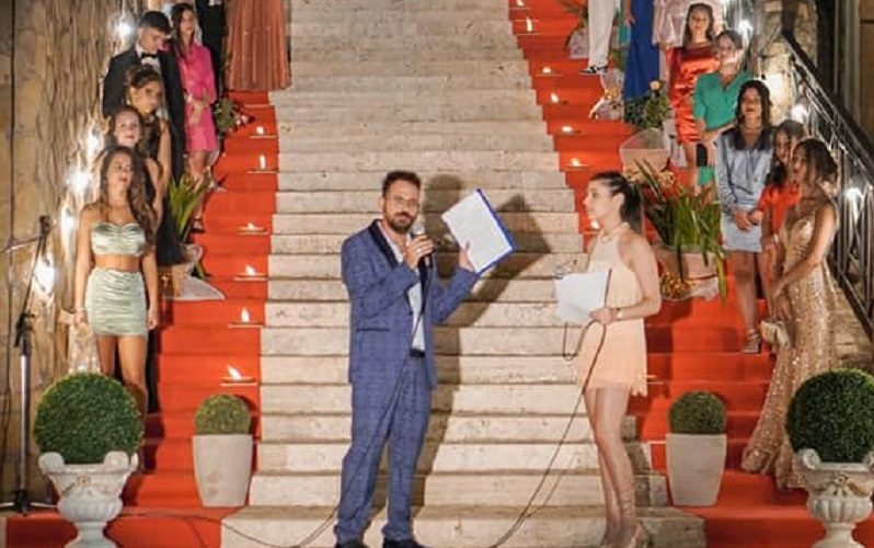Passerella sulla scalinata. Moda, bellezza e musica illuminano Vallelunga