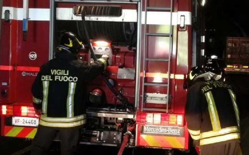 Cede pensilina in hotel, paura per nonno e nipotino di due anni. Trasportati in ospedale