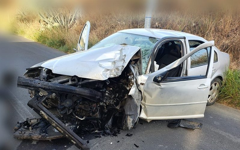 Si schianta contro muro, auto distrutta. Ferito il conducente, un giovane di 22 anni