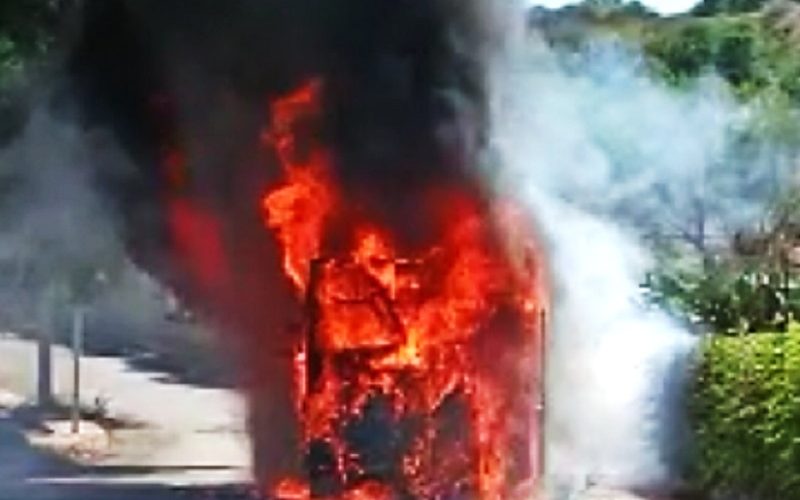 Gela: paura in viale Indipendenza. Bus di linea prende fuoco in pochi minuti