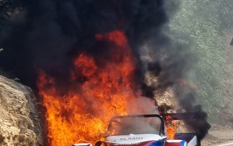 Paura sul tracciato di gara, auto da competizione prende fuoco. Illeso per fortuna il pilota