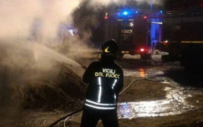 Gela, inferno di fuoco nella zona industriale. Fiamme in un capannone industriale