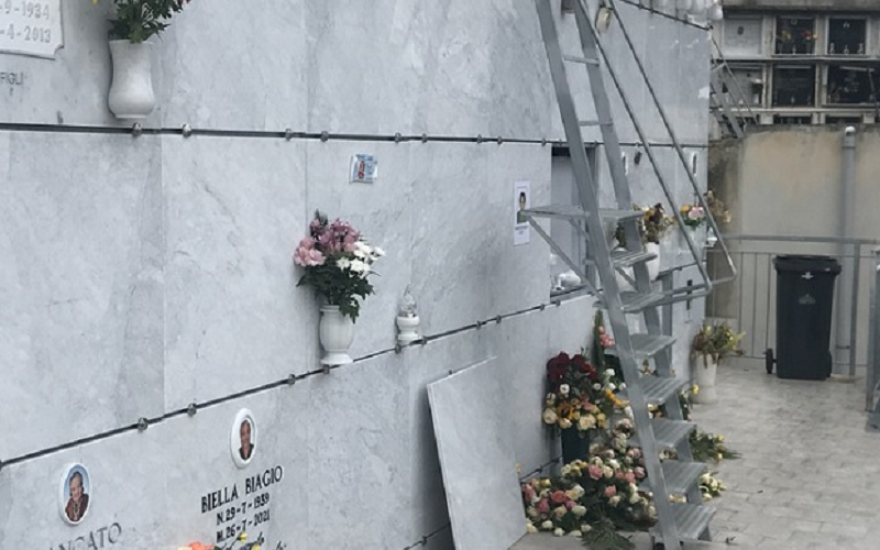 Gela, precipita dalla scaletta al cimitero, donna finisce al Pronto soccorso