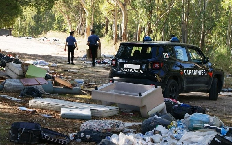 Discariche di rifiuti scoperte dai carabinieri, sequestrate 4 aree. Controlli dall’alto con elicottero