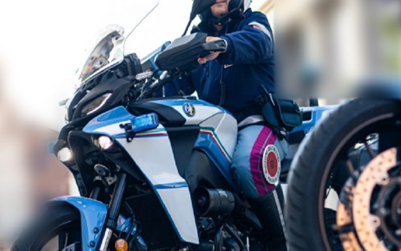 Senza patente, assicurazione, né documenti dell’auto. Multa da 6 mila euro e sequestro del mezzo