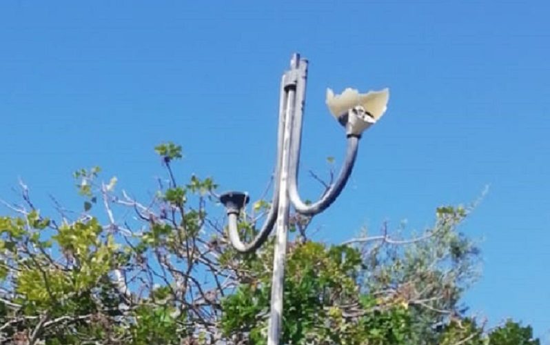 Gela, teppisti rompono i pali dell’illuminazione. Raid in una scuola di Vallelunga