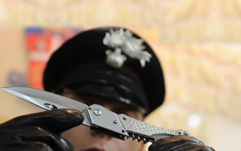 Gela, droga e due coltelli di genere vietato. Operazione di controllo dei Carabinieri