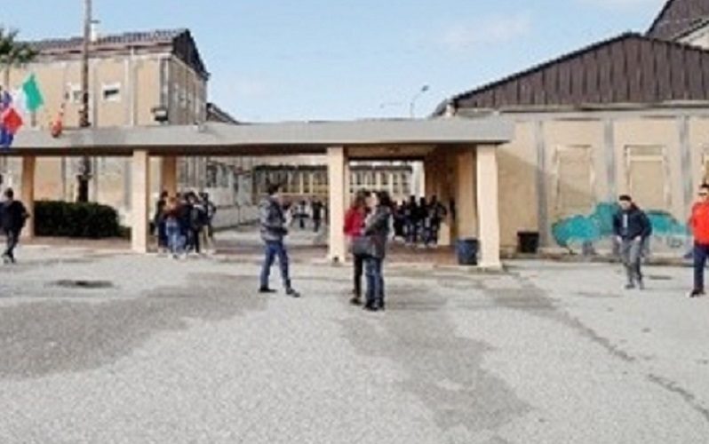 Niscemi, cancello chiuso dopo le 8.30. Malumori tra gli studenti. Il dirigente: «Orario va rispettato»