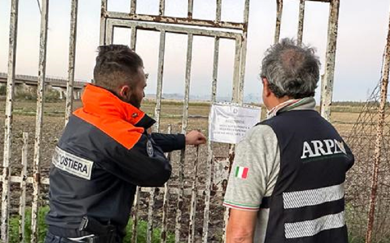 Gela, reflui del frantoio oleario dispersi nei terreni adiacenti al fiume. Imprenditore denunciato