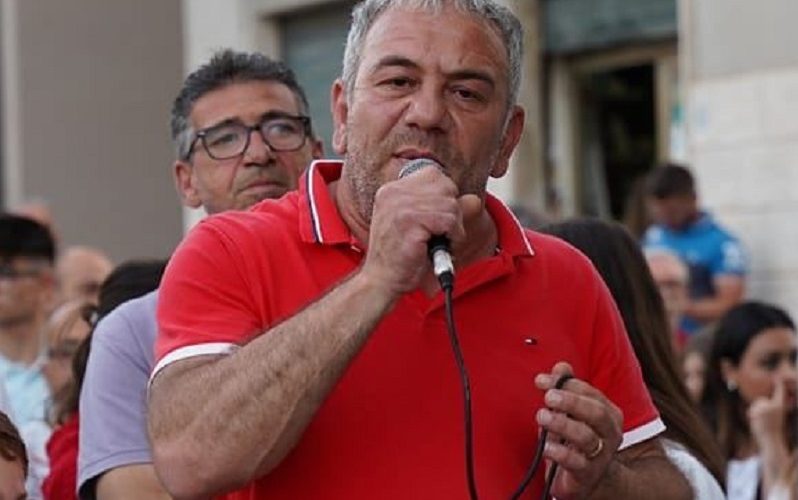 Niscemi, cartacce e cumuli di rifiuti. Il comune dà una bella ripulita ad alcuni quartieri