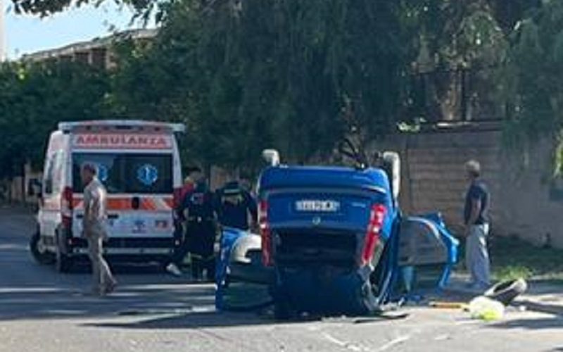 Gela: schianto in viale Falcone, auto cappotta. Ferito trasportato in ambulanza