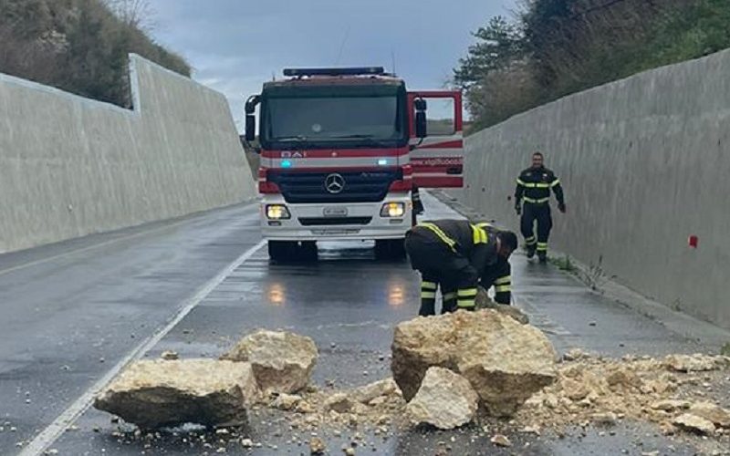 Gela: paura sulla SS 417, massi si staccano dal costone finendo sull’asfalto