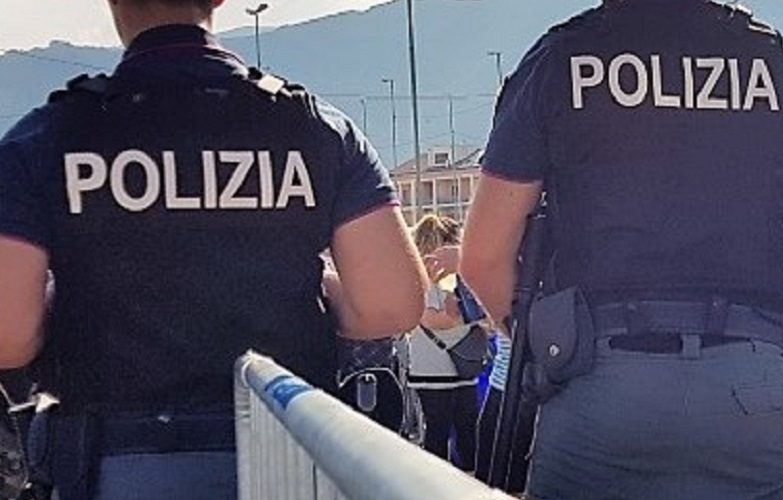 Niscemi, fumogeni e coltelli allo stadio. Per tre tifosi gialloverdi scattano denuncia e «daspo»