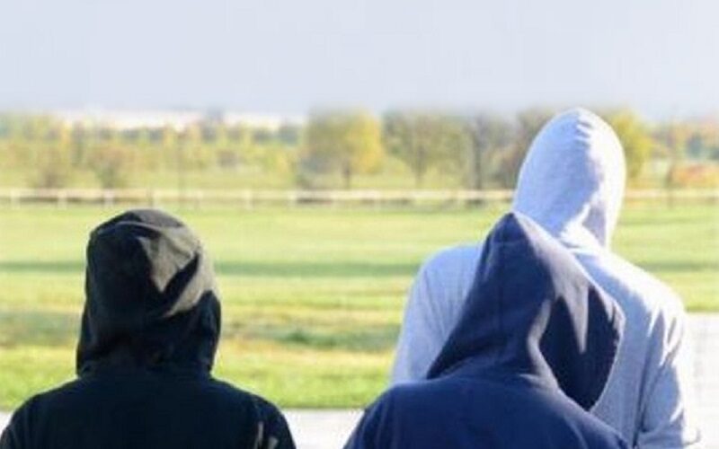 Niscemi: spacciava nel piazzale della scuola, ragazzo di 21 anni inseguito e arrestato dagli agenti