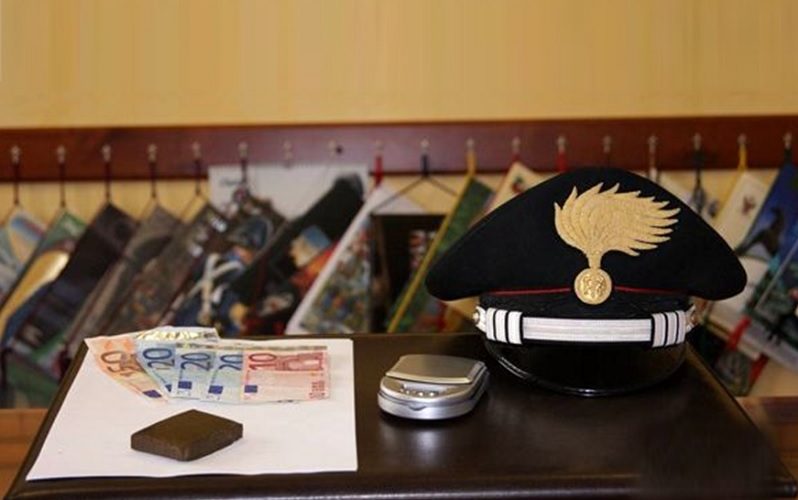 Niscemi, aveva 250 grammi di droga e bilancino. Giovane di 26 anni agli arresti domiciliari