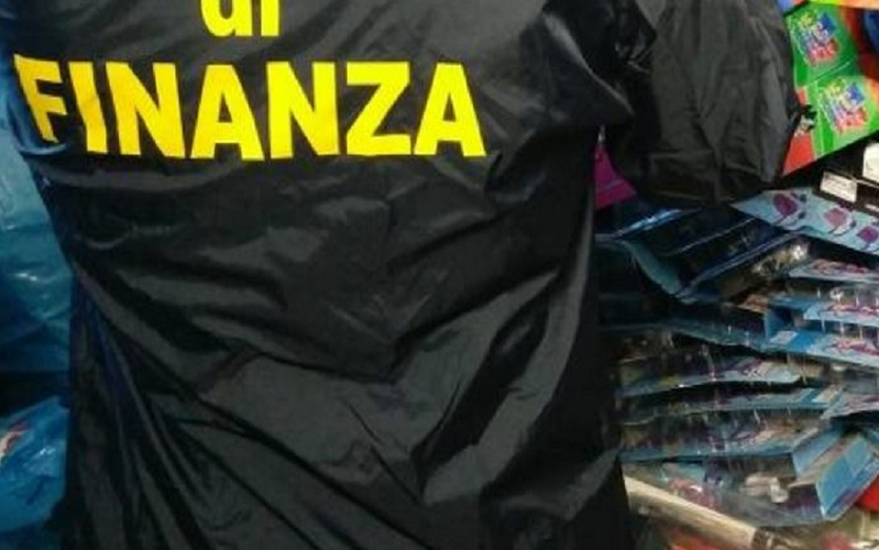 Blitz nel bazar dei giocattoli, sequestrati 30 mila articoli. Non conformi alle norme di sicurezza