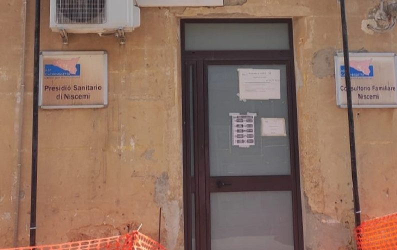 Niscemi, «piovono» tegole e calcinacci all’ufficio Igiene. Cgil e Nursind: «Si intervenga»