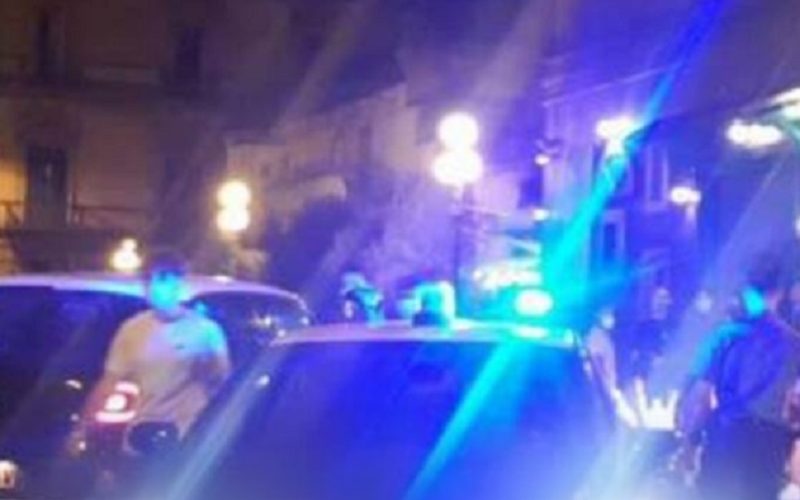 Gela, madre insultata e figlio preso a pugni nel traffico. E la strada diventa ring