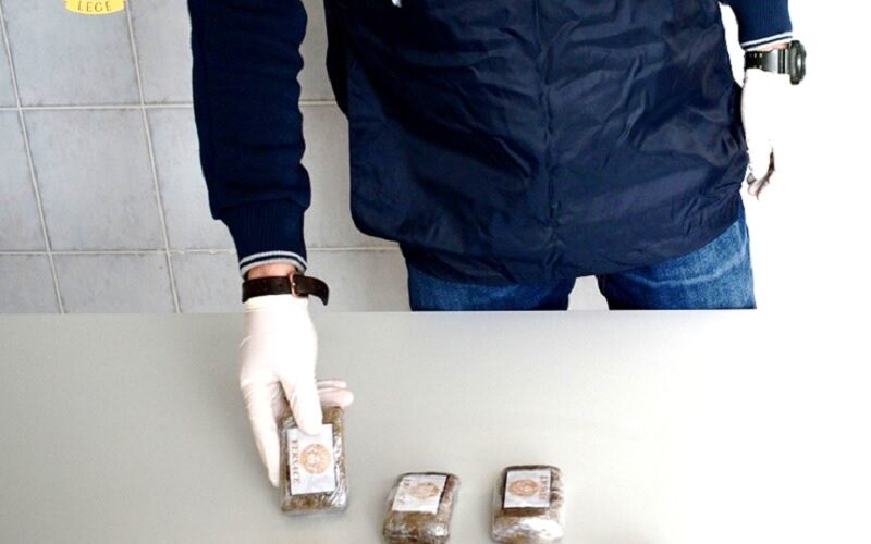 A casa con 3,2 chili di hashish divisi in panetti e 1.800 euro. Arrestato un giovane di 21 anni