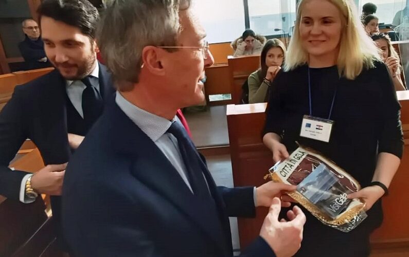 Gela accoglie gruppo di studenti europei. «I tesori della storia, l’emozione del panorama»