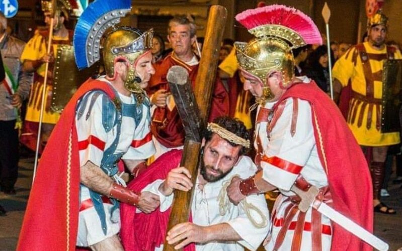 Niscemi, si rinnova l’emozione della Passione di Cristo. Sacra rappresentazione nei quartieri