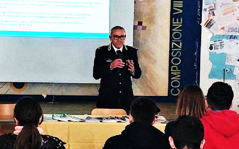 Niscemi, se il rischio bullismo arriva dalla rete. La Polizia incontra i ragazzi del «Manzoni»