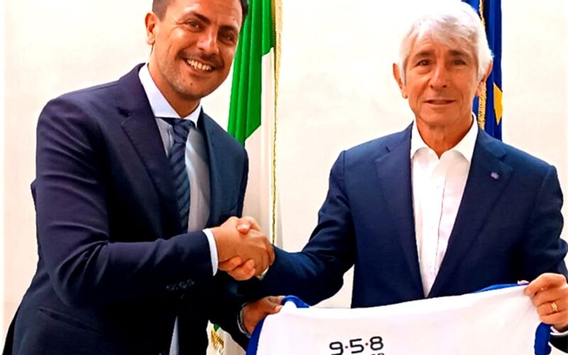 Il ministro Abodi con la maglia del Gela Calcio. «Palalivatino modello da imitare nel Paese»