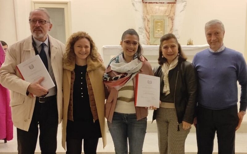 Niscemi, riflessione sul Venerdì Santo. Professoressa Ferraro dona tesi a familiari don Giugno