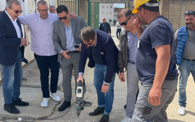 Lo stadio si rifà il look. Nuovo terreno di gioco, spogliatoi, campetti e la pista di atletica leggera. Stamane la posa della prima pietra
