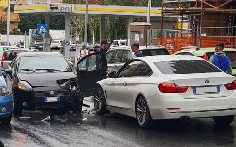 Gela: schianto all’ora di punta davanti alla scuola, un ferito lieve. Danni alle auto