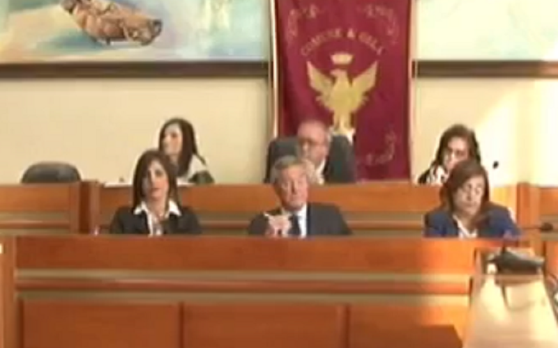 Gela, la mozione di sfiducia slitta a giugno. Undici favorevoli al rinvio, 8 contrari
