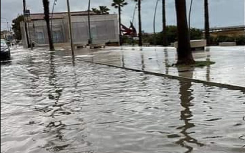 Gela, due bombe d’acqua in poche ore. Il sindaco fa evacuare le scuole. Stasera vento forte