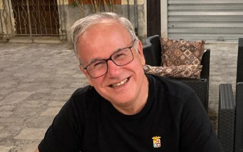 Gela, dove mancano senso civico e gusto per il bello. Rotatoria abbandonata, invasa dai rifiuti